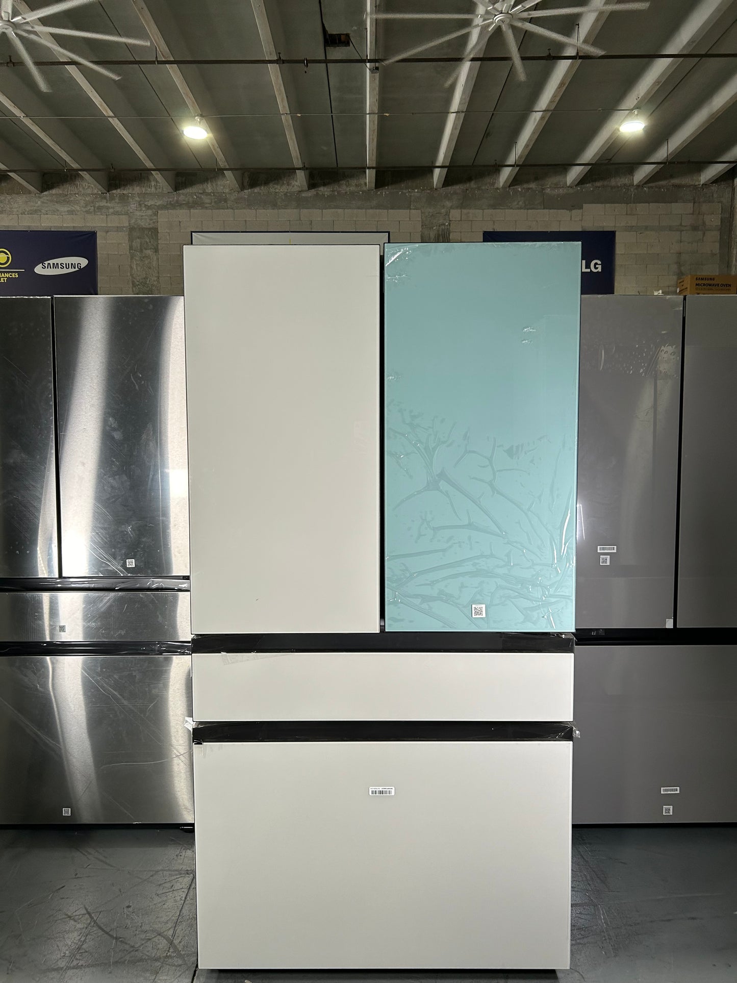 SAMSUNG FRIDGE OPEN BOX
(RF23BB860012) Bespoke Counter Depth 4-Door French Door Refrigerator (23 cu. ft.) with Beverage Center™ (White Panels with morning blue adapted)