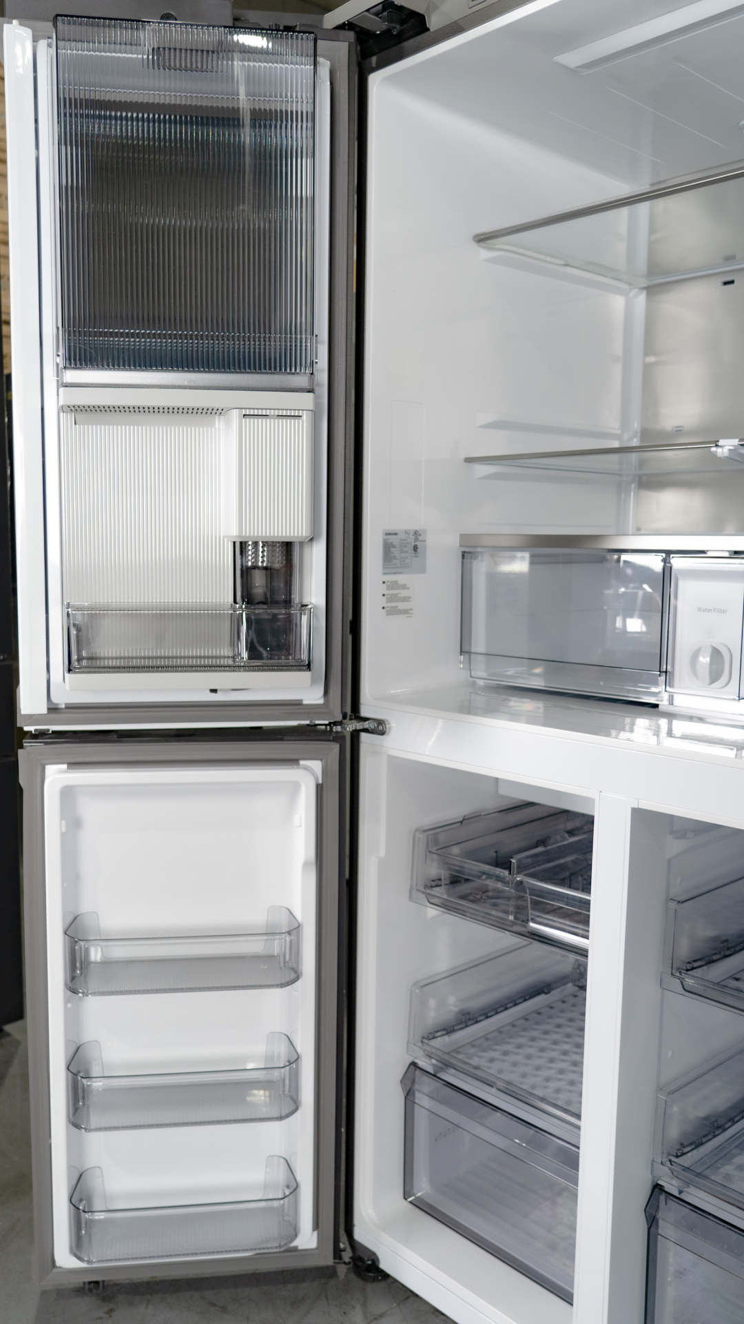 SAMSUNG FRIDGE OPEN BOX (RF29DB970012) Bespoke 4-Door Flex™ Refrigerator with Beverage Zone™ and Auto Open Door